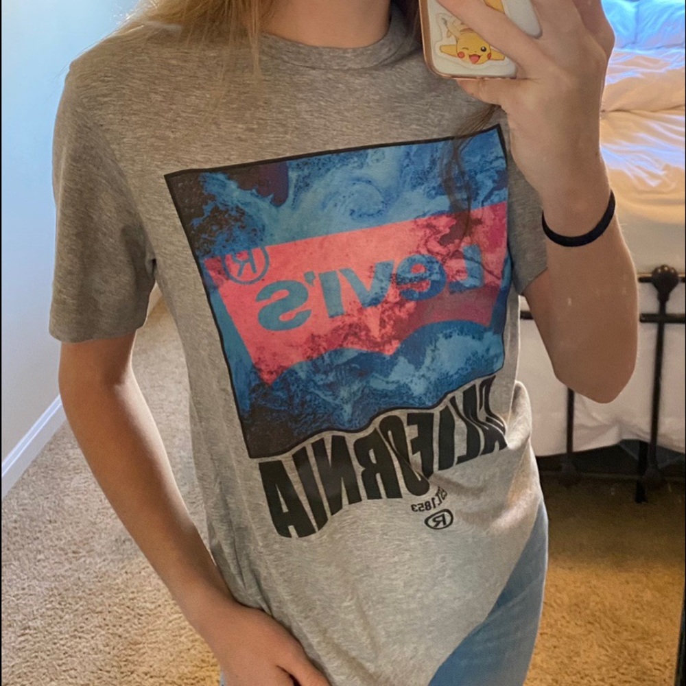 Gray, pink and blue Levi’s t-shirt!